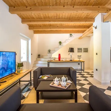 Loren Villa Avber